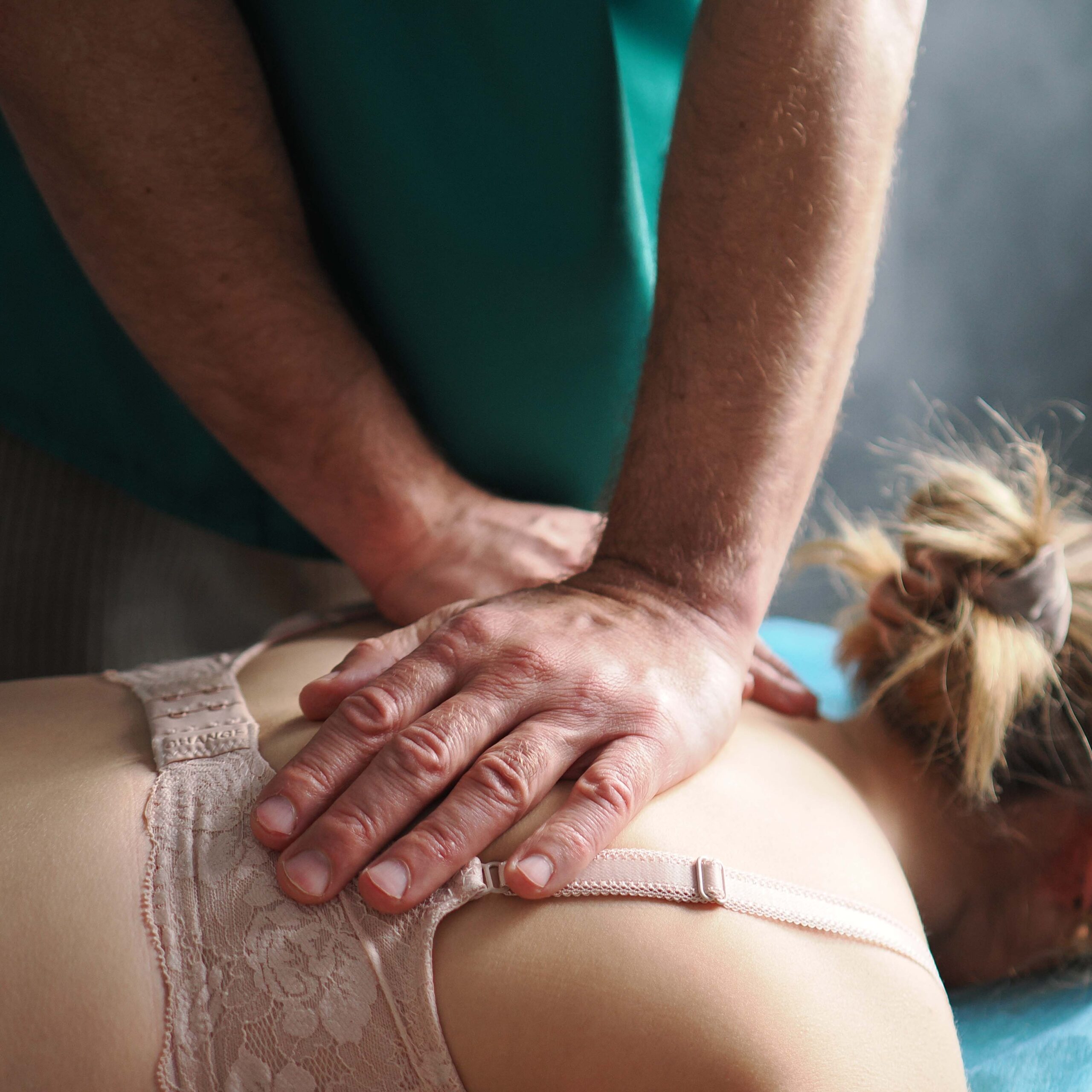 Terapeuta pracujący z napięciami w obrębie kręgosłupa piersiowego technikami manualnymi w przychodni Biomed