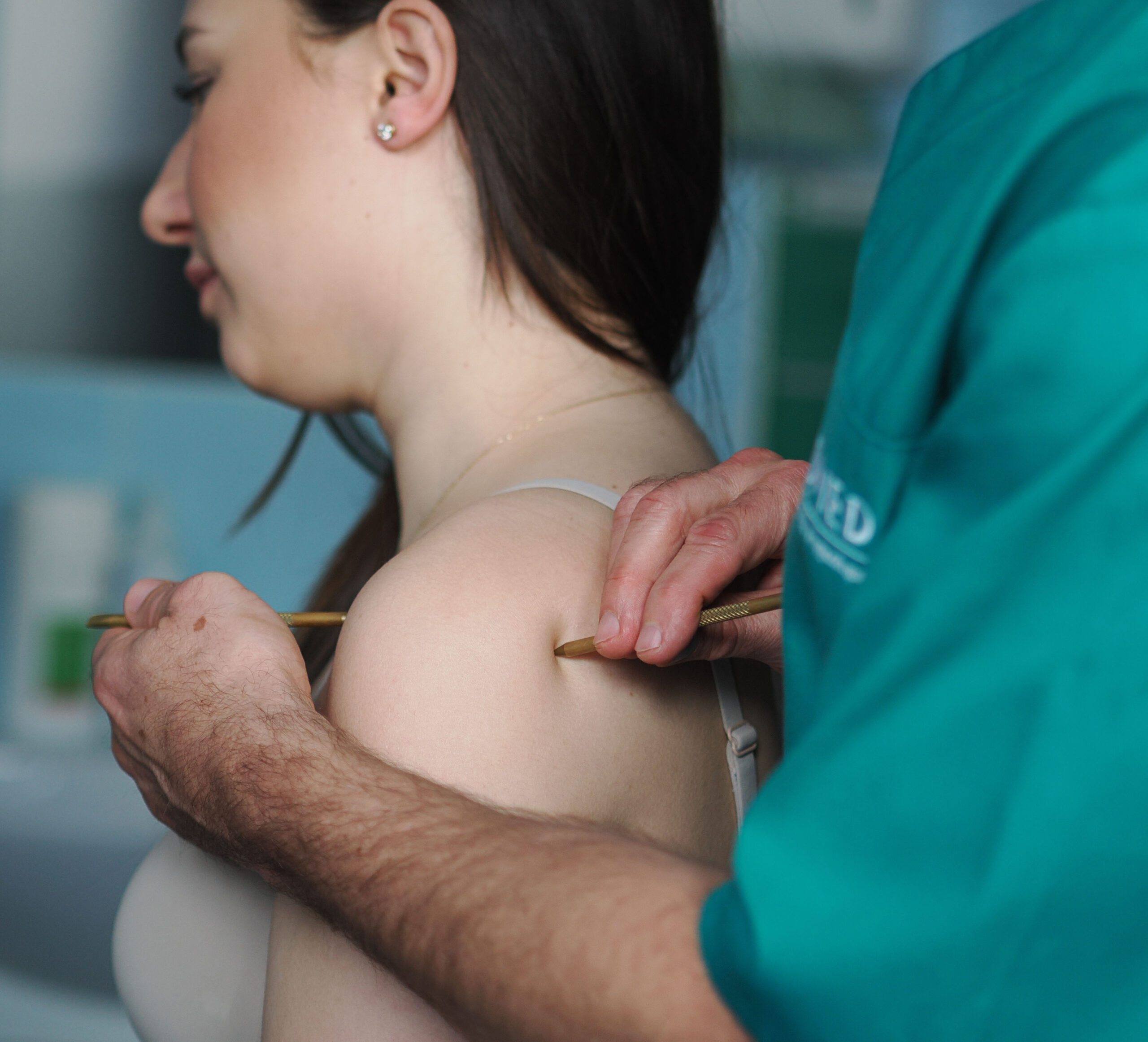 Pacjentka podczas sesji pinoterapii na bark w gabinecie fizjoterapii przychodni Biomed