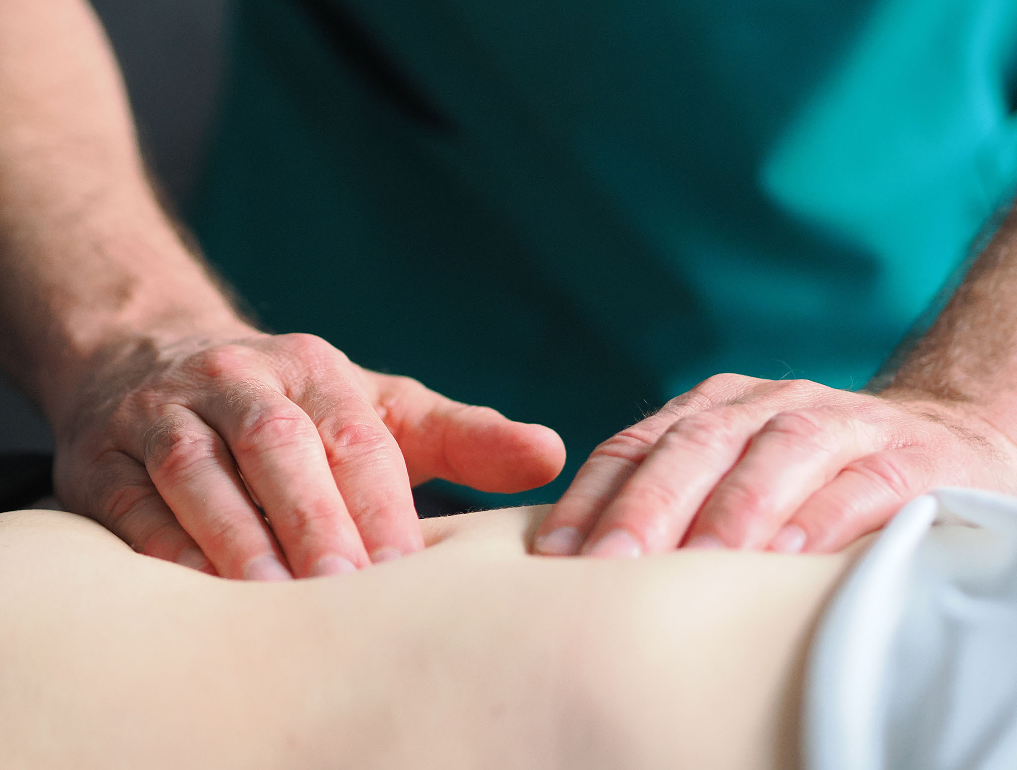 osteopata pracuje z narządami trzewnymi pacjenta w przychodni Biomed w Warszawie